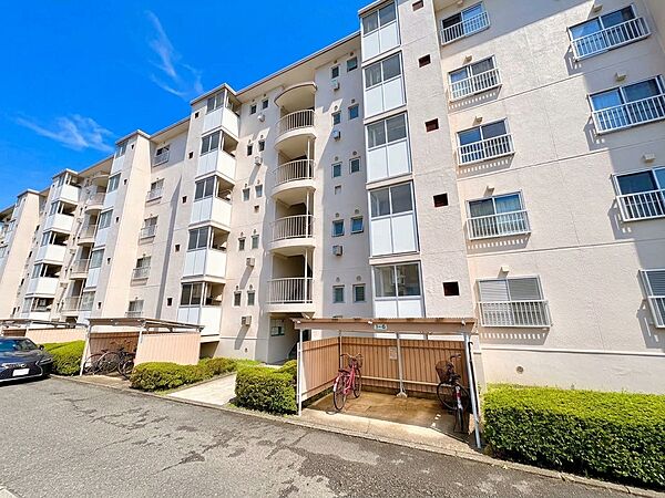 複数階建てのマンション外観空と建物の景色が見える