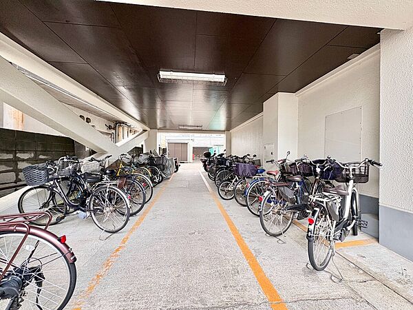 屋根付き駐輪場がある集合住宅の自転車置き場
