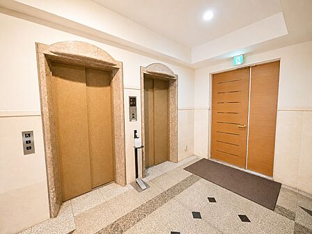 エレベーターと集合ポストのある共用部の様子です