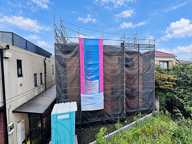 建築中の建物と周辺の住宅・緑地