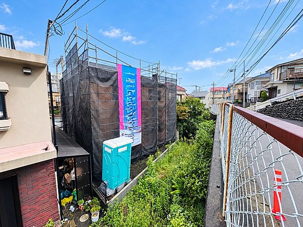 建物脇の細い通路と周辺住宅の眺め