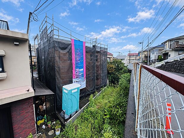 住宅街の建物と隣接する細い通路
