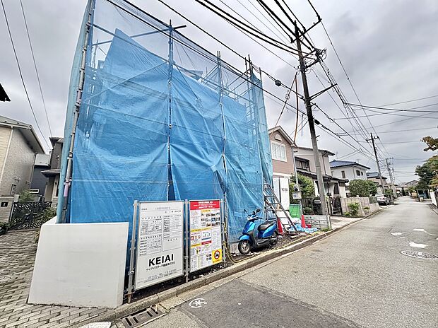 建築中の建物と前面道路の様子