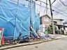 外観：建築中の建物と前面道路
