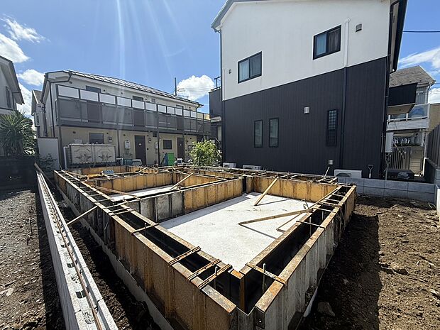 建築中の戸建て住宅と周辺の住宅街