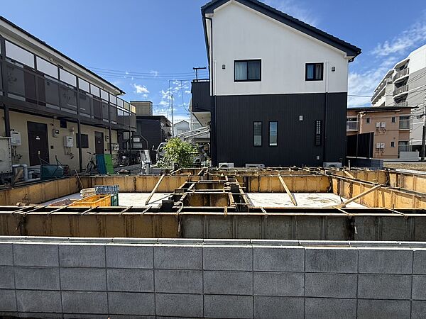戸建て住宅の外観と前面道路