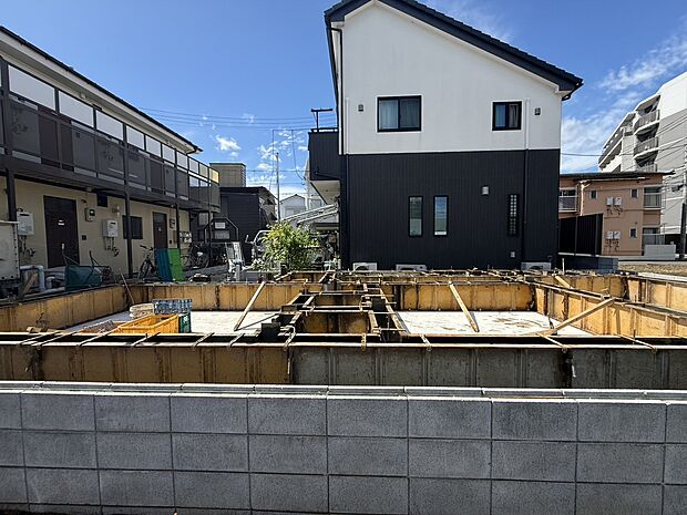 戸建て住宅の外観と前面道路