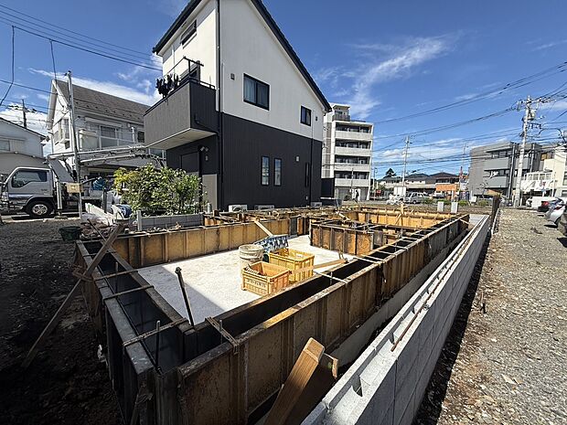 建築中の戸建て住宅と前面道路