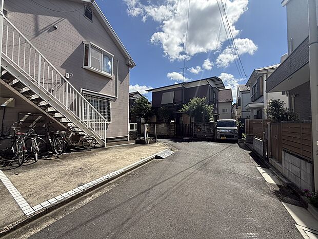 住宅街の道路と戸建て住宅が並ぶ周辺環境