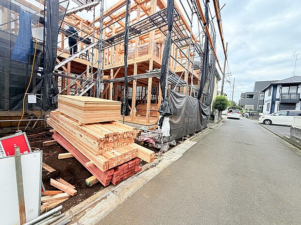 建築中の建物と前面道路
