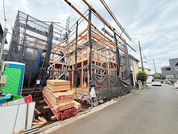 建築中の建物と前面道路