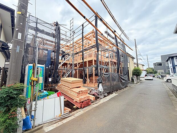 建築中の建物が並ぶ前面道路