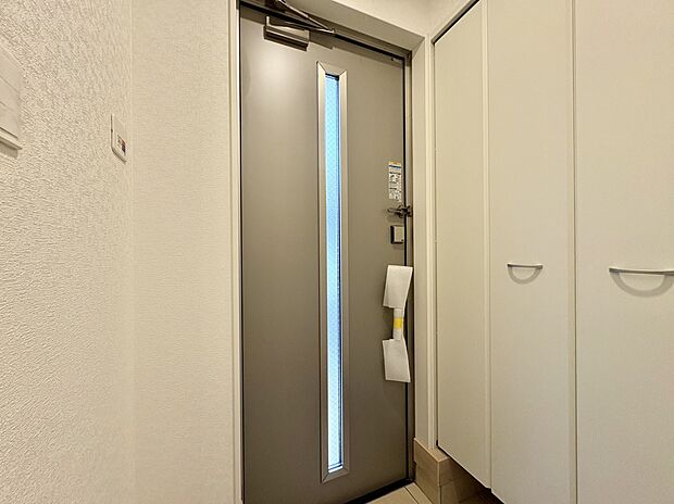 玄関付近に収納扉と採光窓があります