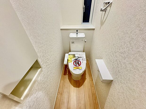 洗面台とトイレが並ぶ水回りスペース