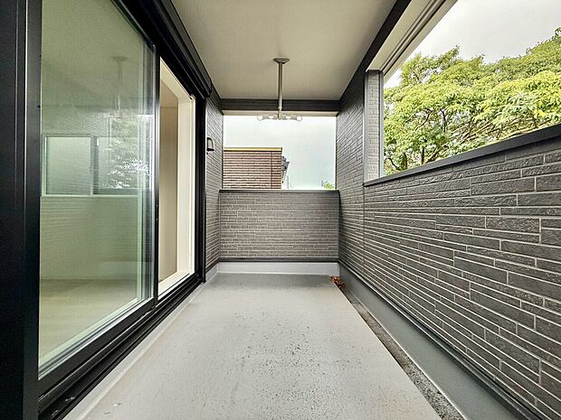 広めで開放感のあるバルコニーの写真です