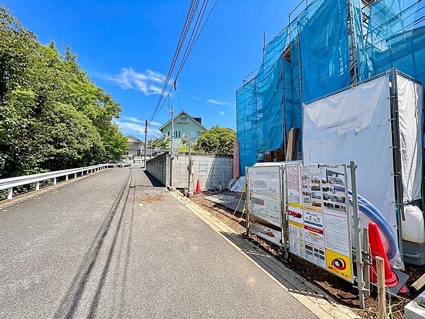 工事中の建物と前面道路