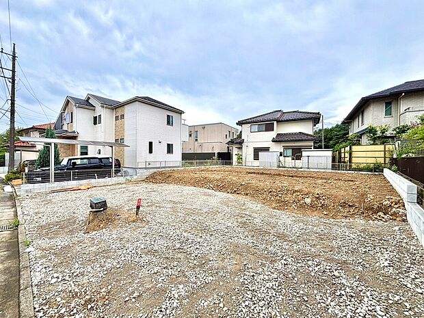建設前の更地で周囲に住宅がある土地の様子