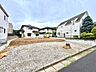 外観：住宅街にある更地の土地、周囲は戸建て住宅が立ち並ぶ
