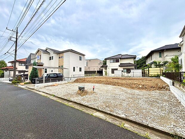 住宅街の開発用地、周囲に戸建てが並ぶ静かな環境です