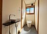 トイレ：窓付きのトイレと手洗いスペース