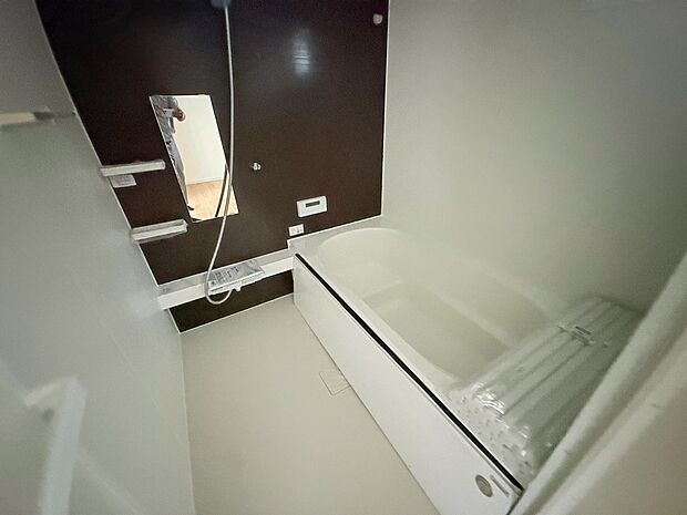 浴室内の浴槽と洗い場