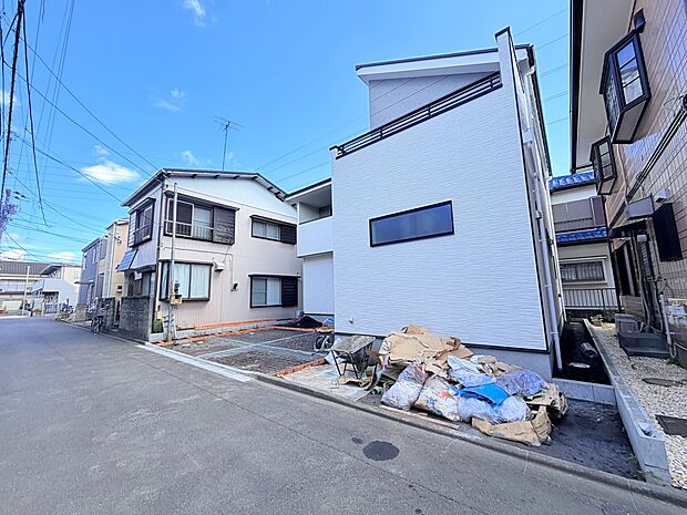 住宅街にある2階建て住宅の外観