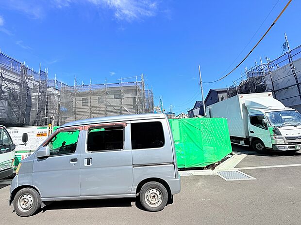 敷地内に複数の車両が停まる駐車スペース