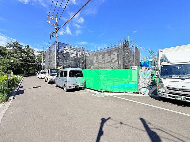 建築中の建物と道路沿いの駐車スペース