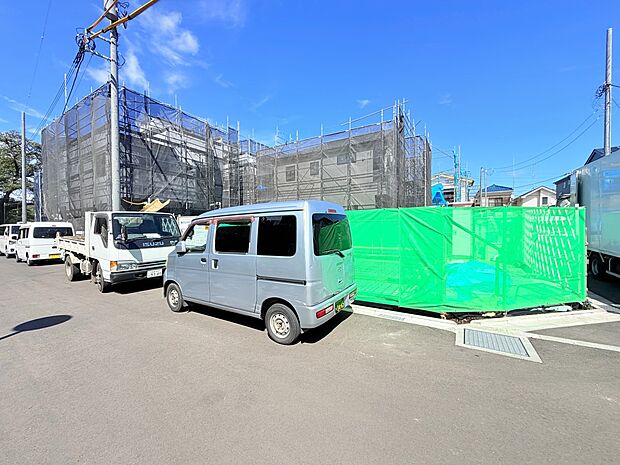 建物前の駐車スペースと周辺の山並み