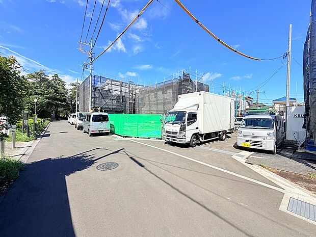 建物前の道路と周辺の街並み