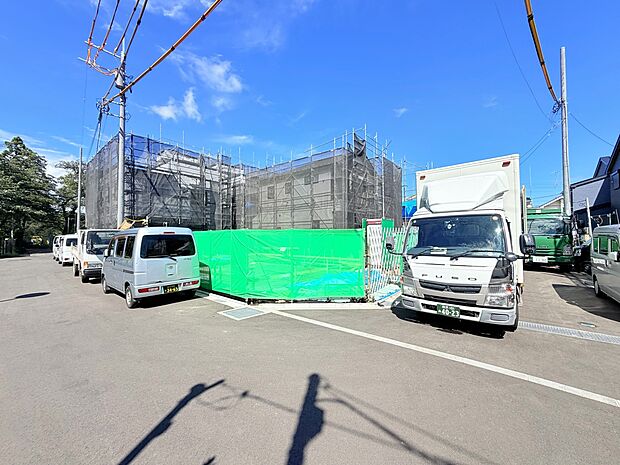 建物周辺の道路とトラックが見える外観