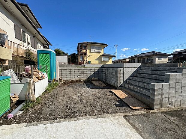 道路に面した敷地入口とブロック塀