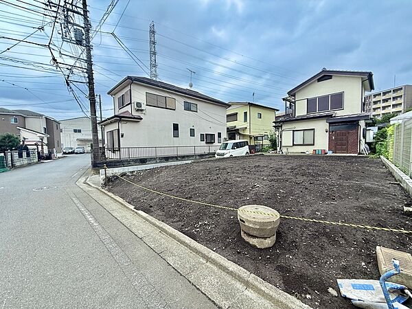 道路沿いの戸建て住宅と隣接する更地