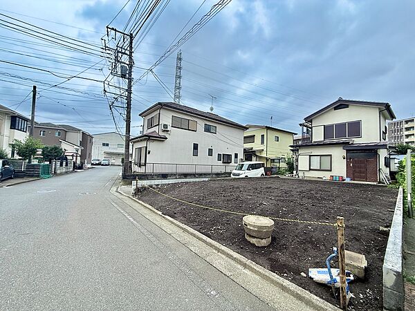 住宅街にある戸建てと前面道路