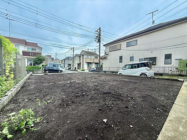 周辺道路に面した更地の敷地