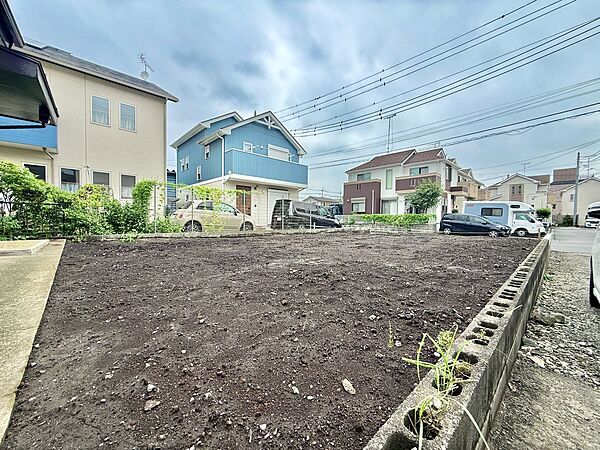 住宅街にある整地前の土地