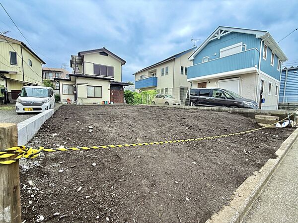 建築中の戸建て住宅と前面道路