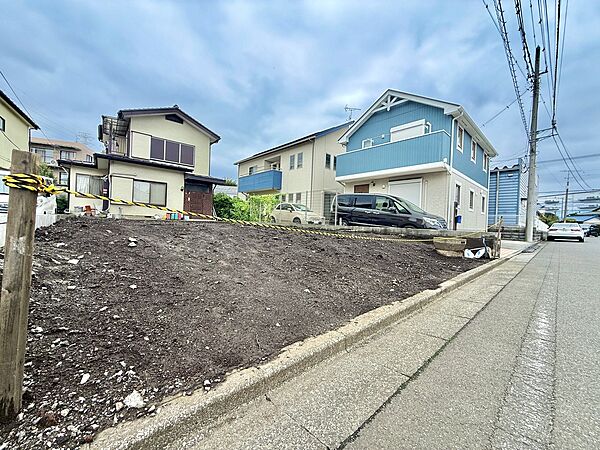 道路沿いに建つ戸建て住宅の外観