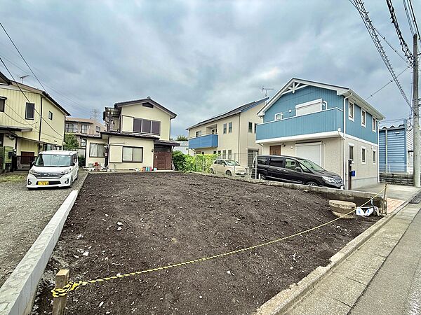 建物と隣接する空き地を道路側から撮影