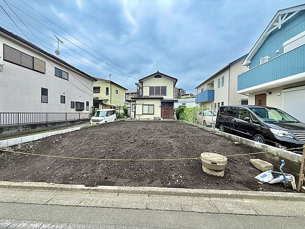 建物に囲まれた更地の敷地