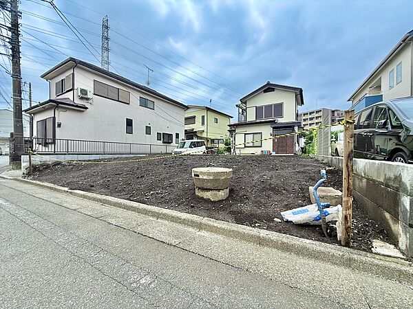 道路に面した戸建住宅の外観敷地内に駐車スペースあり