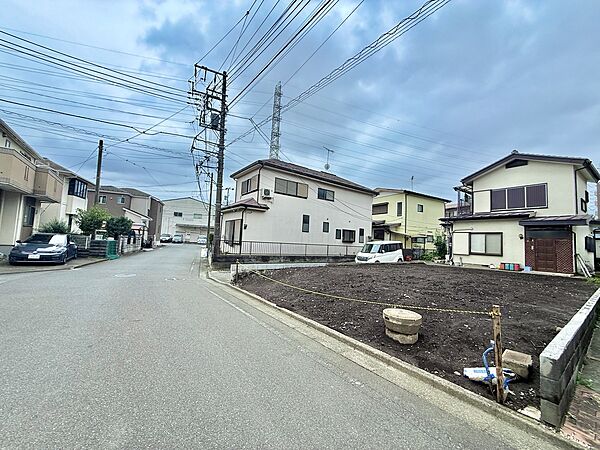 住宅街の道路と戸建て住宅