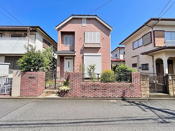 道路に面した戸建て住宅の外観