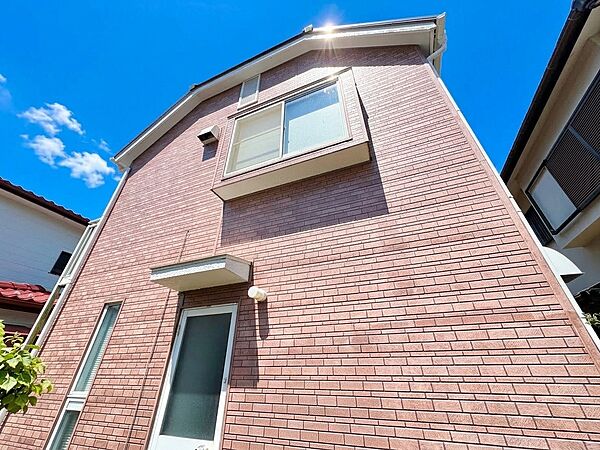 レンガ調の外壁が特徴的な2階建て住宅
