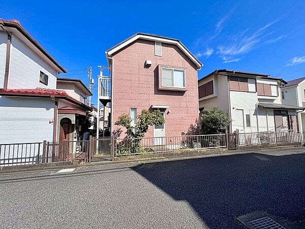 戸建て住宅が並ぶ街並み