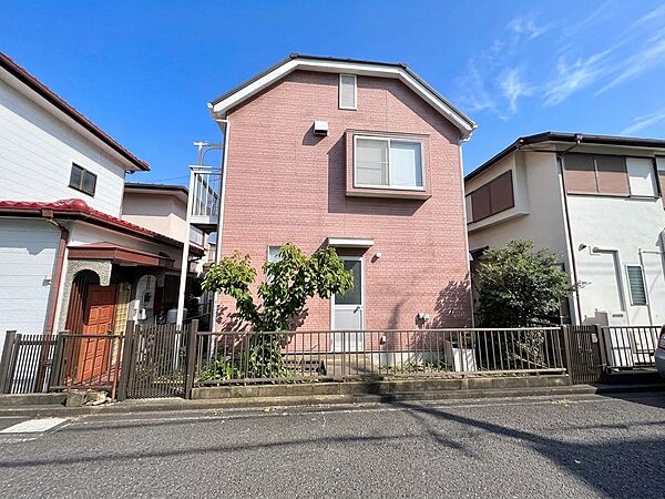 戸建て住宅の外観前面に駐車スペースあり