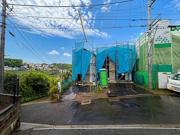 建築中の建物と前面道路