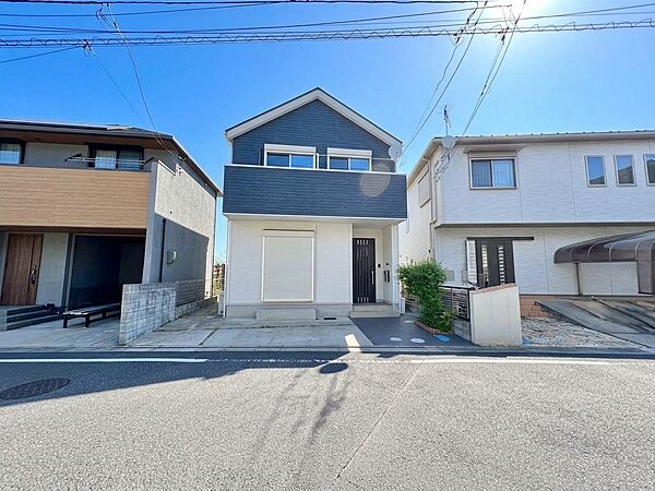 前面道路に面した2階建て住宅の外観