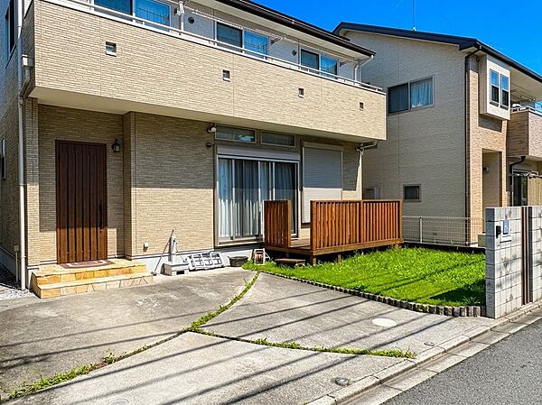 戸建て住宅の外観と駐車スペース