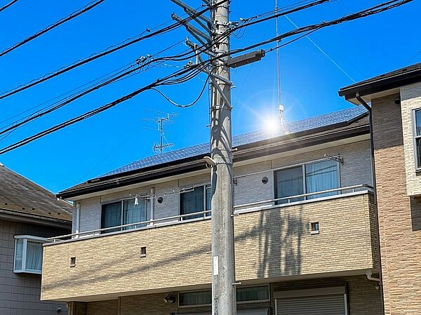 2階建て住宅の外観前面に電柱と電線あり